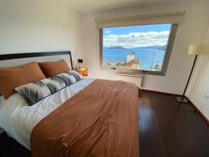 a bedroom with a bed and a large window at Quinta Luna in San Carlos de Bariloche