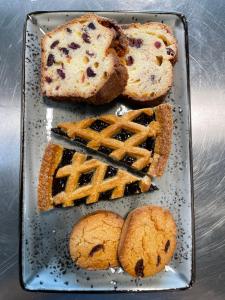 un plato de pan con gofres y galletas. en Agriturismo Redó en Ponti Sul Mincio