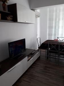 TV a/nebo společenská místnost v ubytování Torrenostra Apartment