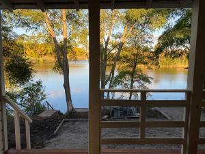 - une vue sur le lac depuis la terrasse couverte dans l'établissement Balka Eco Club, à Glubokaya Balka