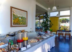 una linea a buffet con cibo e bevande in un ristorante di Hotel Bellavista ad Anacapri