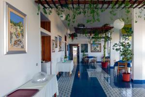 a hallway with a table and chairs in a room at Hotel Bellavista in Anacapri