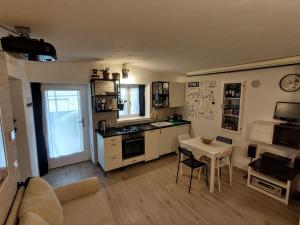 A kitchen or kitchenette at Le quattro stagioni