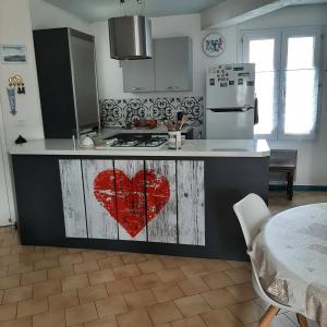 una cocina con una encimera con un corazón pintado en ella en Ostréane-en-Ré, en Rivedoux-Plage