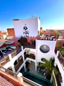 eine Luftansicht eines Gebäudes mit Pool in der Unterkunft Riad Fabiola Et Spa in Marrakesch