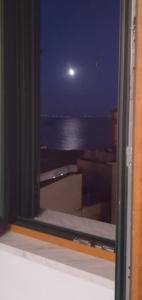 okno z widokiem na ocean w nocy w obiekcie NEL BLU w mieście Cetara
