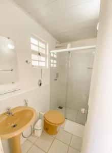 a bathroom with a sink and a toilet and a shower at Pousada Jardim de Búzios in Búzios