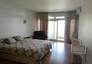 彭多坎諾尼的住宿－Luxury Villa L'ile Maurice，卧室配有床、椅子和窗户。