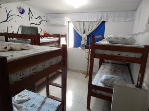 Uma ou mais camas em beliche em um quarto em Praia Hostel