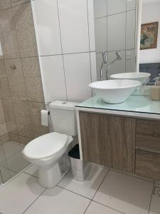 La salle de bains est pourvue de toilettes et d'un lavabo. dans l'établissement Esplanada Apiai, à Apiaí