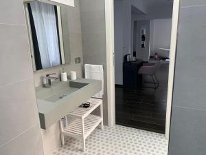 łazienka z umywalką i lustrem w obiekcie Argiro95 Luxury w mieście Bari +22 zdjęcia