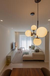 ein Wohnzimmer mit Sofa und Tisch in der Unterkunft ORM Antero Apartment in Porto