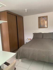 - une chambre avec un lit et une armoire en bois dans l'établissement Esplanada Apiai, à Apiaí