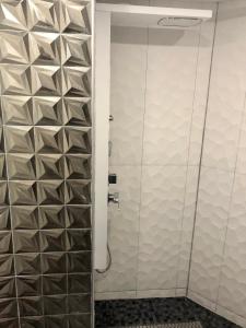 Vonios kambarys apgyvendinimo įstaigoje Corvin RuinPub Designed Apartment