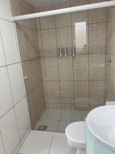 La salle de bains est pourvue d'une douche, de toilettes et d'un lavabo. dans l'établissement Esplanada Apiai, à Apiaí