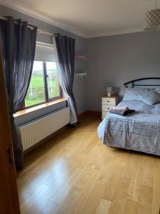 Postel nebo postele na pokoji v ubytování Gallagh Guest House self catering h18r252 Eircode