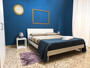 - une chambre bleue dotée d'un lit avec un mur bleu dans l'établissement Il Secondo Piano, à Messina