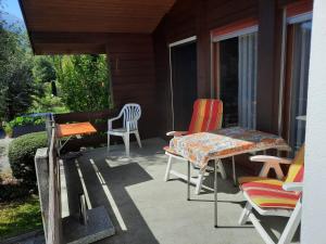 un patio con sillas, una mesa y una parrilla en Haus Nussbaumweg 6 en Giswil