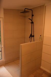 a bathroom with a shower with white tiled walls at Allerlichtung in Buchholz Aller