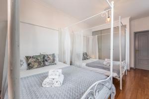 a bedroom with two bunk beds with towels on them at Praça Guest House in Arouca