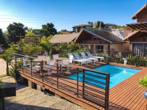 プライア・ド・ローザにあるVilla Sunshineのデッキ(プール、椅子付)、