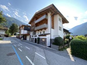 ein Gebäude am Straßenrand in der Unterkunft Haus Wierer in Mayrhofen