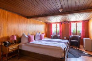 Un pat sau paturi într-o cameră la Swiss-Chalet Merlischachen - Historik Chalet-Hotel Lodge