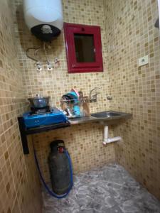 La salle de bains est pourvue d'un lavabo et d'une bouche à incendie. dans l'établissement ALRahman Building, à Assouan