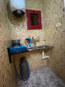 A bathroom at ALRahman Building Még 6 kép