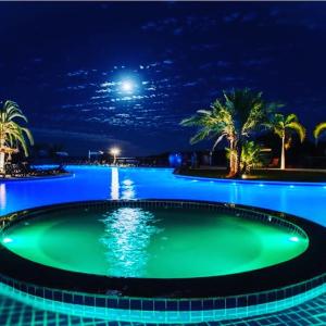 a swimming pool lit up at night at Malai Manso Cotista - Resort Acomodações 8 hosp in Retiro