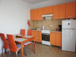 Кухня або міні-кухня у Apartmani Danica