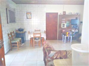une cuisine avec une table et des chaises dans une pièce dans l'établissement Itapeva736, à Torres 24 autres photos