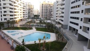 een luchtzicht op een zwembad in een appartementencomplex bij Loft San Juan Beach in Alicante