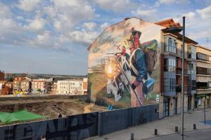 uma pintura de um soldado ao lado de um edifício em Los Sitios em Astorga