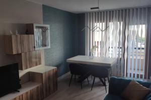 salon ze stołem i kanapą w obiekcie Los Sitios w mieście Astorga