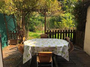 einen Tisch und Stühle mit einem Tisch und einem Zaun in der Unterkunft F2 avec terrasse in Saint-Denis