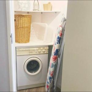 una cucina con lavatrice in camera di Caíque - Apartamento com 3 Quartos na Zona Típica de Olhão, Algarve, Portugal a Olhão