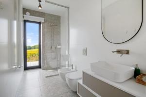 Koupelna v ubytování villa relax with swimming pool and mountain view