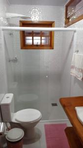 Bilik mandi di Cantinho Feliz a 900m do Capivari