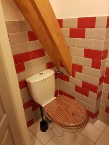 ein WC mit einem Holzsitz im Bad in der Unterkunft Casa Lys in Hauterives