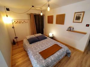 een slaapkamer met een bed in een kamer bij Loft Montaña Central in Aller