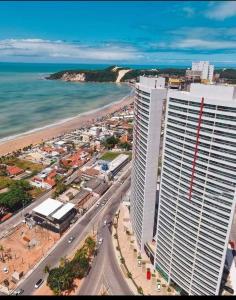 una vista aérea de un edificio situado junto a la playa en Ponta Negra RN01, en Natal