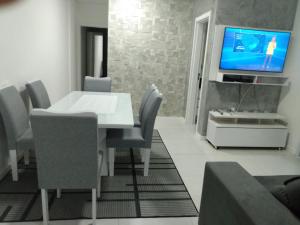 TV a/nebo společenská místnost v ubytování Apartamento Praia do Santinho