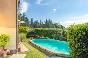 basen w ogrodzie domu w obiekcie Casetta Erika w mieście Castellina in Chianti