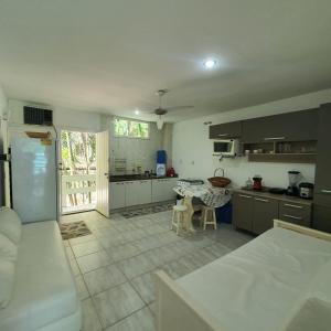 a living room with a kitchen and a table at Condominio Aquarius 1 in Angra dos Reis