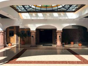 een lobby van een gebouw met een glazen plafond bij Best Western Toluca in Toluca