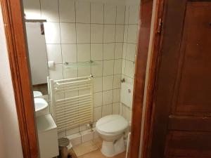 ヴィスマールにあるFitterFH WW13の小さなバスルーム(トイレ、シンク付)