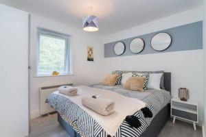 Ένα ή περισσότερα κρεβάτια σε δωμάτιο στο Forest View Apartment- Private Balcony