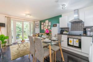 Η κουζίνα ή μικρή κουζίνα στο Forest View Apartment- Private Balcony