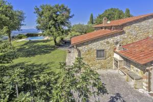 einem externen Blick auf ein Steinhaus mit Hof in der Unterkunft Ginestra in Castellina in Chianti